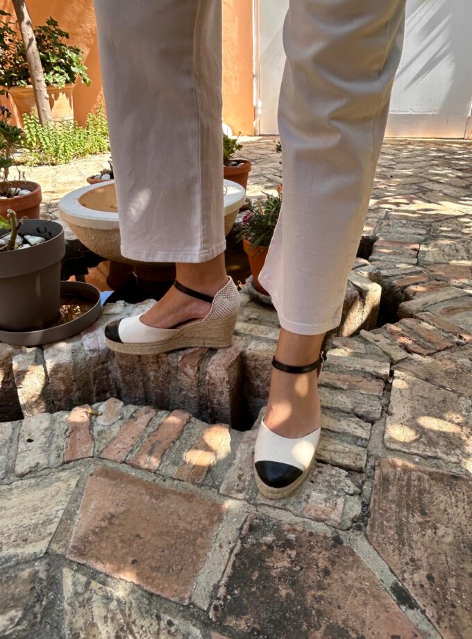 <b>Alpargatas de cuña Grace</br></b> Beige y negro