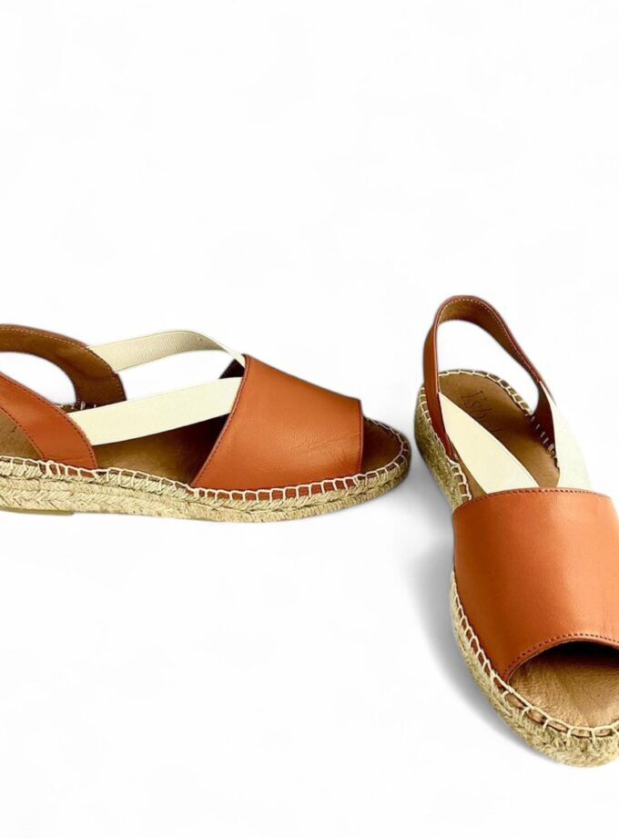 <b>Sandalia de piel plana con elástico Formentera</br></b> Cuero