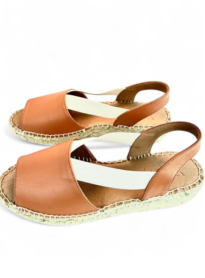 <b>Sandalia de piel plana con elástico Formentera</br></b> Cuero