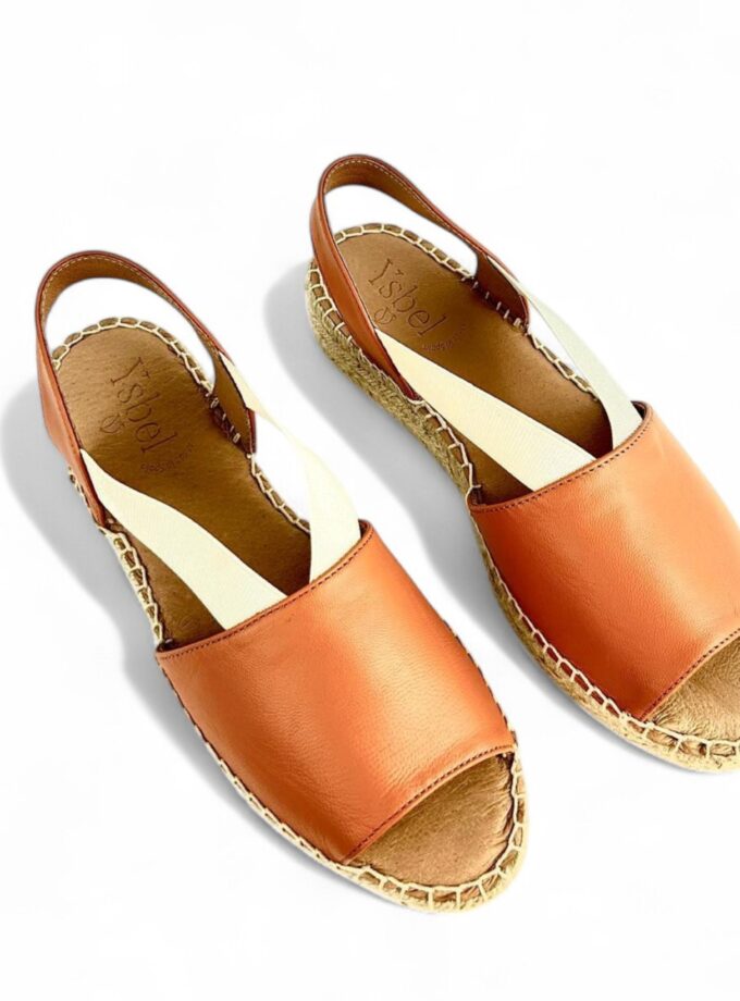 <b>Sandalia de piel plana con elástico Formentera</br></b> Cuero